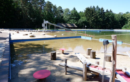 Der Kindertmatschbereich im Heidjers Quellenbad, im Hintergrund die Wellenrutsche