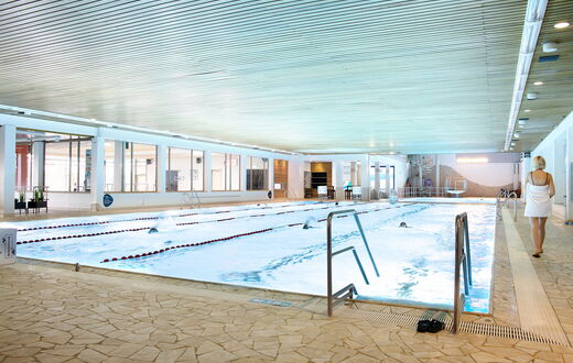 Ein Blick in die Schwimmhalle, im Wasser ziehen Schwimmer ihre Bahnen