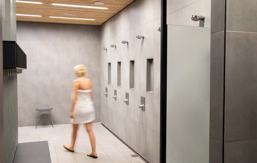 Ein Blick in den Duschbereich des Hallenbades