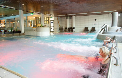 Im Sprudelbecken lassen sich Badegäste an den Massagedüsen den Rücken massieren