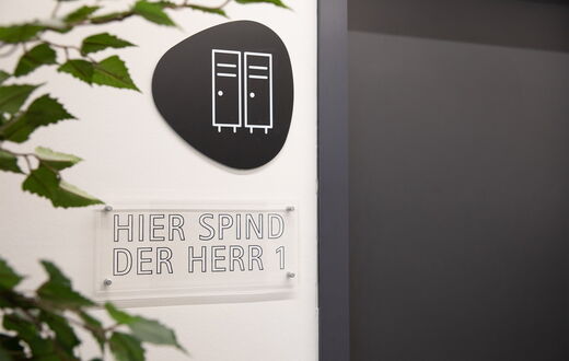 Eine Detailaufnahme eines Türschildes zum Umkleidekabine