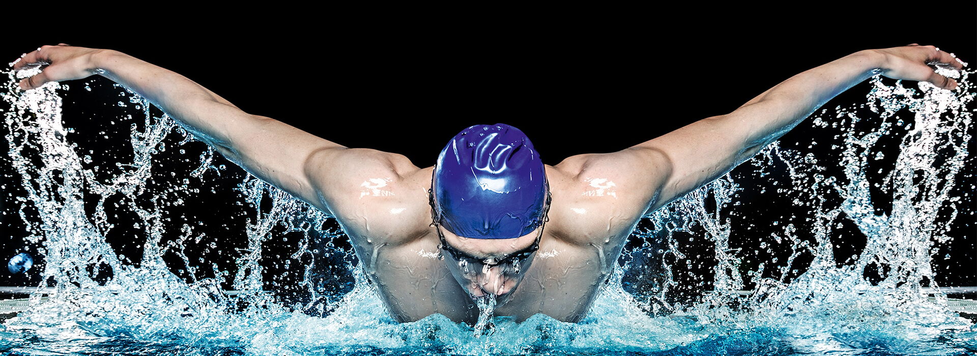 Ein Sportschwimmer, der im schmetterlingstil durch das Wasser schwimmt