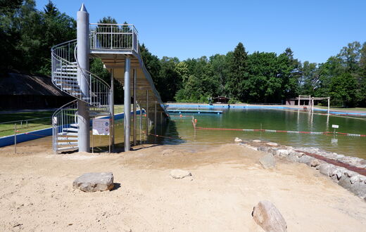 Ein Blick über die gesamte Wasserfläche im Heidjers Quellenbad