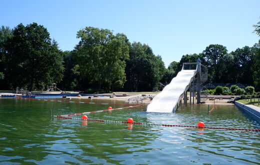Bild der fertiggestellen Wellenrutsche im Heidjers Quellenbad